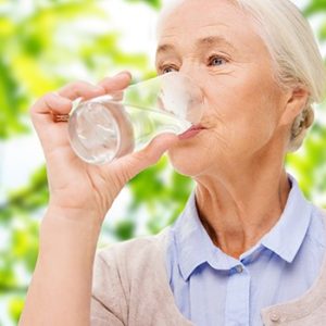 Uống nước tinh khiết đúng cách giúp người cao tuổi bảo vệ sức khoẻ